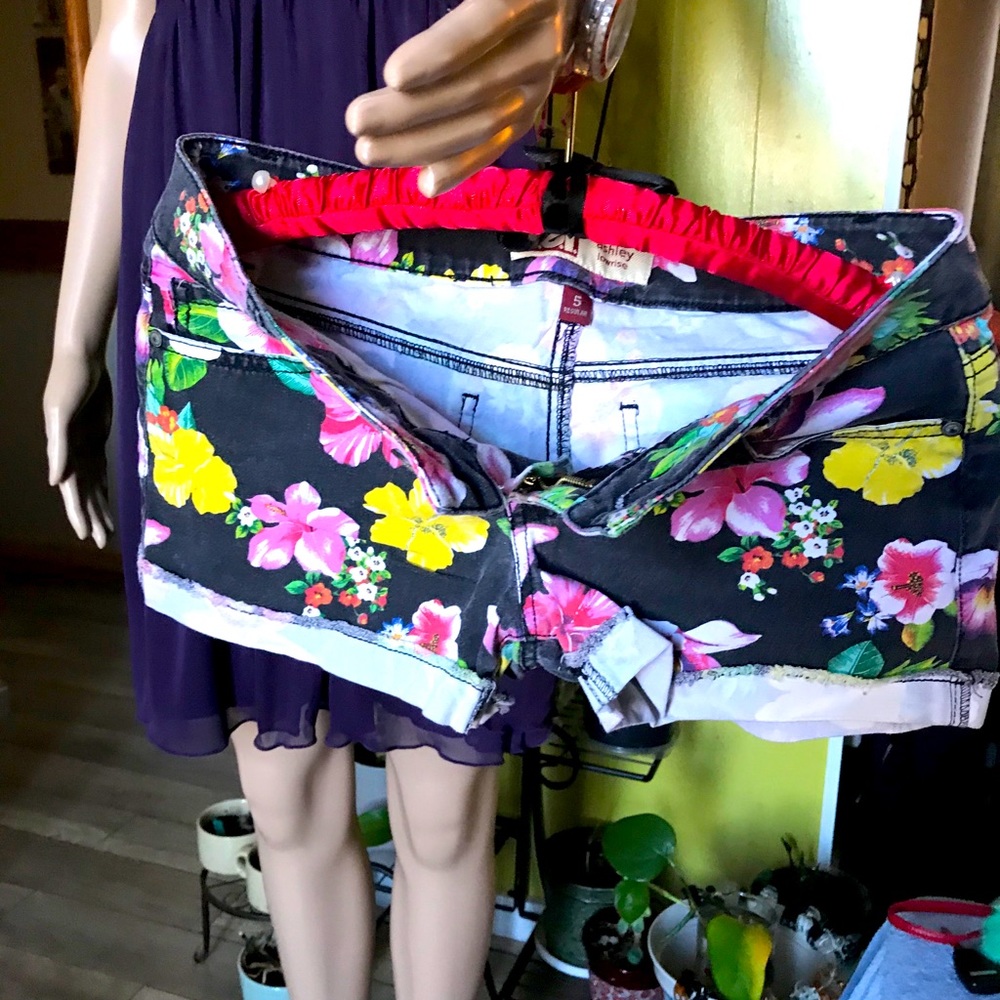 Nice faded shorts, no holes nor tear.